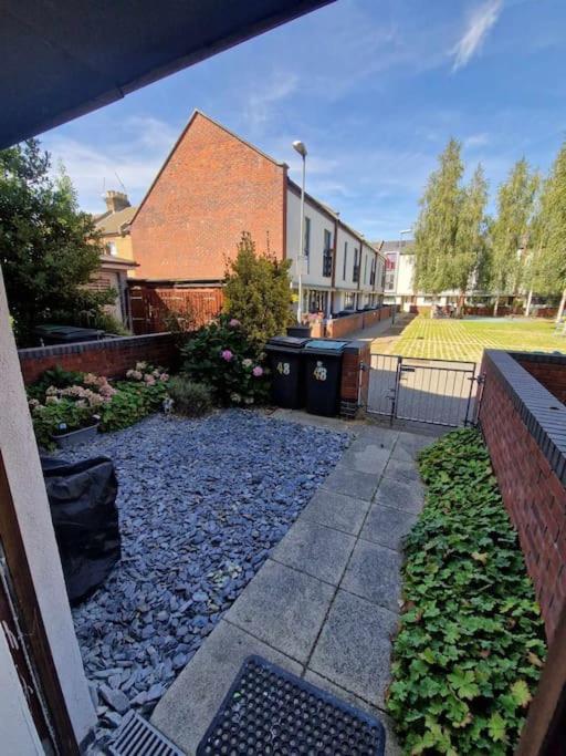 Explore London: 2 Bedroom House In Wood Green Exterior foto