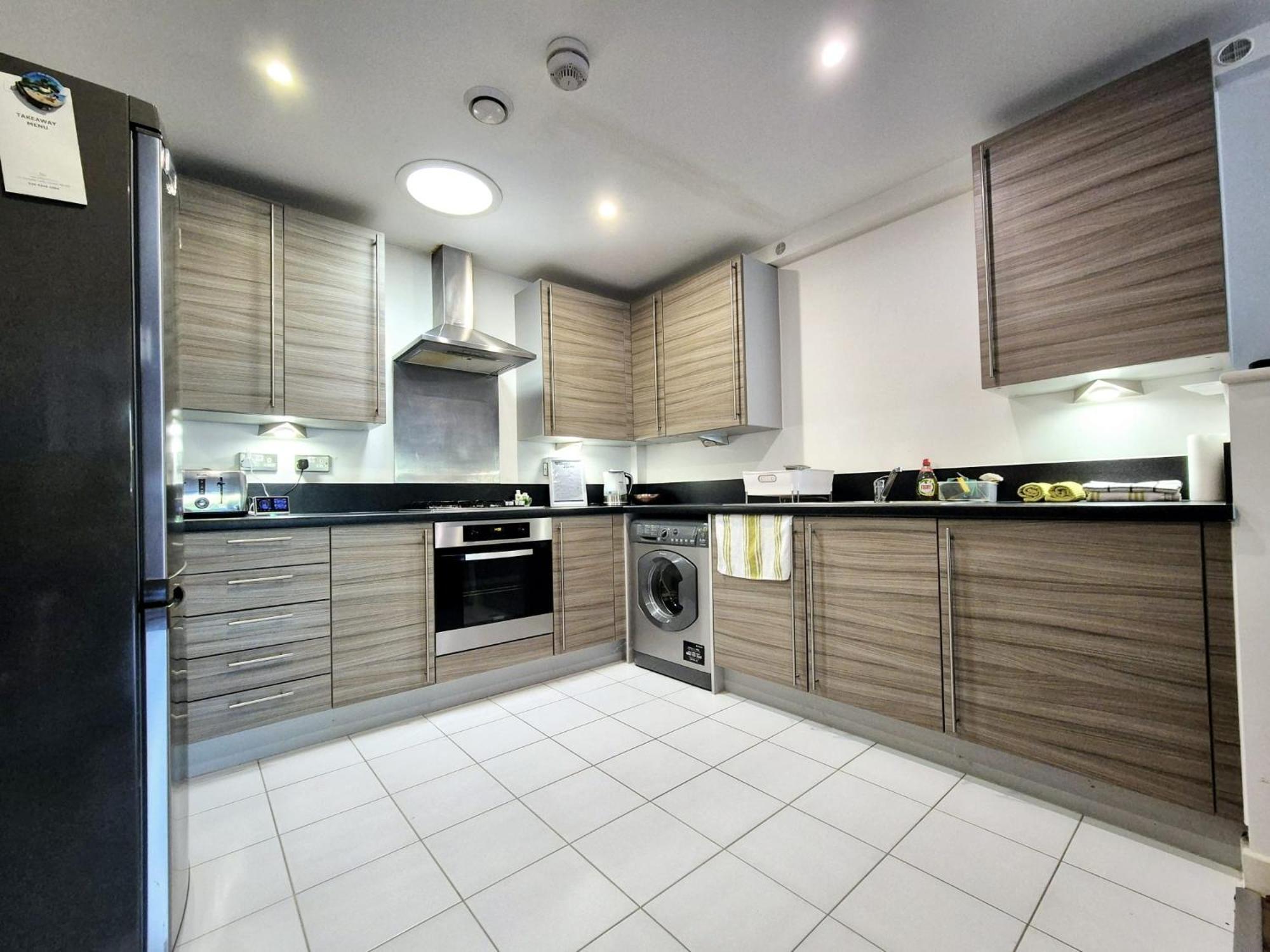 Explore London: 2 Bedroom House In Wood Green Exterior foto